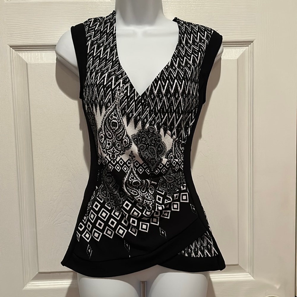 Monico Black/White Geometric and Paisley Criss Cross V-Neck Sleeveless Top Sz M